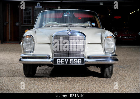 1964 MERCEDES BENZ 220 SE Cabrio klassischer deutscher Luxus Auto Stockfoto