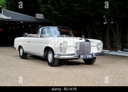 1964 MERCEDES BENZ 220 SE Cabrio klassischer deutscher Luxus Auto Stockfoto