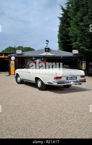 1964 MERCEDES BENZ 220 SE Cabrio klassischer deutscher Luxus Auto Stockfoto