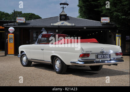 1964 MERCEDES BENZ 220 SE Cabrio klassischer deutscher Luxus Auto Stockfoto