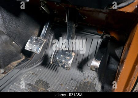 Bremse und Gaspedal Pedale in einem Auto Stockfotografie - Alamy