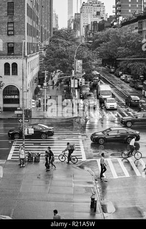 New York, USA - 28. Juni 2018: stark befahrenen Kreuzung in Downtown Manhattan an einem regnerischen Tag. Stockfoto