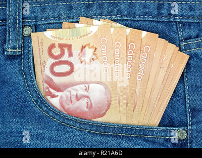 Kanadische Geld in einer Tasche eines blauen Jeans Stockfoto