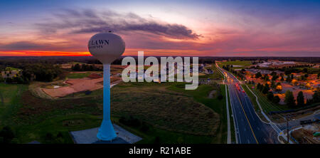 Maryland Sonnenuntergang mit Wasserturm und Neubau der oberen Mittelklasse Nachbarschaft in neue USA Real Estate Development Stockfoto