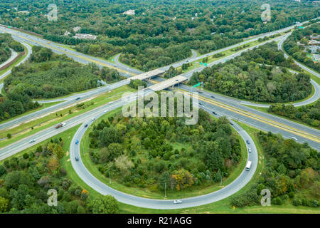 Kreuzung Kreuzung auf eine Amerikanische Interstate Highway von oben Stockfoto