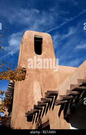 Das New-Mexico Museum der kunst in Santa Fe, New Mexico USA wurde 1917 erbaut. Es ist ein Beispiel der Pueblo Revival Stil. Stockfoto