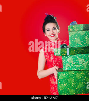 Schönheit Frau lächelt mit vielen Geschenken stellt das chinesische Neujahr 2018 Stockfoto