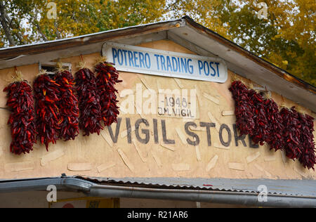 Strings getrockneter Chile peppers, oder ristras, außen ein Geschäft in Michigan City, New Mexiko USA hängen. Stockfoto