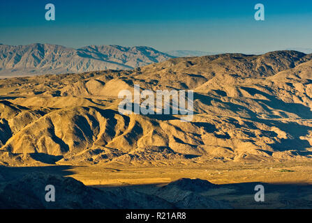 Sägezahn Mts und Vallecito Mts in der Anza Borrego Desert State Park bei Sonnenuntergang von Stephenson Peak gesehen auf Sunrise Highway in Laguna Mts Kalifornien, USA Stockfoto