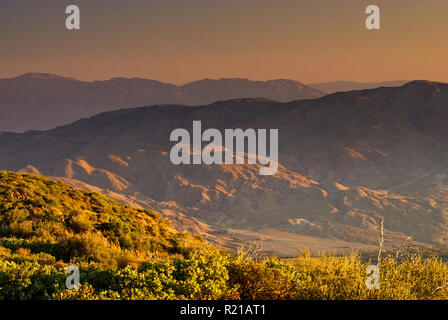 Sägezahn Mts und Vallecito Mts in der Anza Borrego Desert State Park bei Sonnenaufgang von Stephenson Peak auf Sunrise Highway in Laguna Mts Kalifornien gesehen, USA Stockfoto