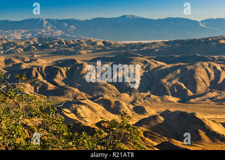 Vallecito Mtns in Anza Borrego Desert State Park bei Sonnenaufgang vom Sturm Canyon Aussichtspunkt an Pacific Crest Trail in der Nähe von Sunrise Highway, Kalifornien, USA gesehen Stockfoto