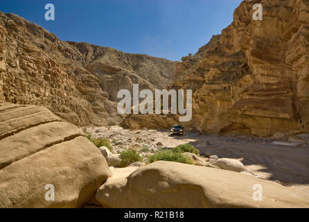 Fahrzeug in Split Bergschlucht im Anza Borrego Desert State Park, Sonora-Wüste, Kalifornien, USA Stockfoto