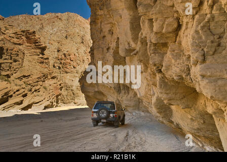 Geländewagen in der Split Mountain Gorge im Anza Borrego Desert State Park, Sonoran Desert, Kalifornien, USA Stockfoto