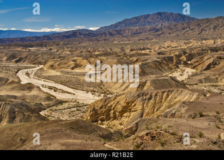 Vallecito Bergen über Fish Creek Waschen bei Sonnenaufgang aus Wind Höhlen in Split Berge bei Anza Borrego Desert State Park, Kalifornien, USA gesehen Stockfoto