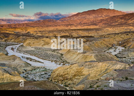 Vallecito Bergen über Fish Creek Waschen bei Sonnenaufgang aus Wind Höhlen in Split Berge bei Anza Borrego Desert State Park, Kalifornien, USA gesehen Stockfoto