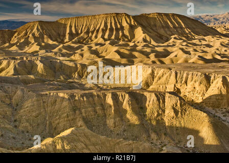 Osten Mesa über Elefanten Knie und Schlamm Hügeln in Carrizo Badlands aus Wind Höhlen Bereich Anza Borrego Desert State Park, Kalifornien, USA gesehen Stockfoto