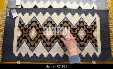 Ein Handgewebter wolle Wolldecke zum Verkauf an Ortega de Chimayo, ein Geschäft in Michigan City, New Jersey, eine Stadt, die für seine Jahrhunderte bekannt - alte Weberei Traditionen im Spa Stockfoto