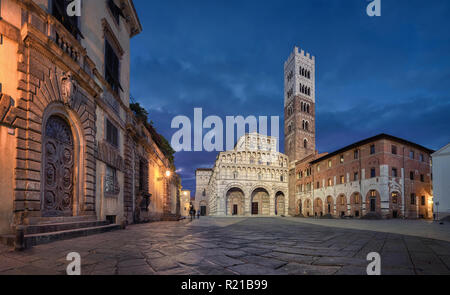 Lucca, Italien. Panorama von der Piazza San Martino Hauptplatz mit der Kathedrale von Lucca in der Dämmerung Stockfoto