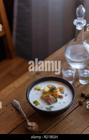 Traditionelle finnische Lachs und Creme Suppe - lohikeitto, selektiver Fokus Stockfoto