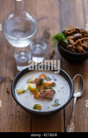 Traditionelle finnische Lachs und Creme Suppe - lohikeitto, selektiver Fokus Stockfoto