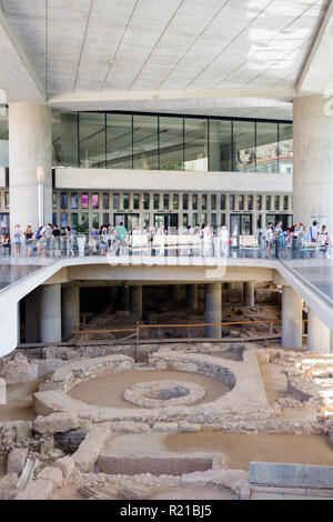 Der Eingang des Akropolis-Museum in Athen, Griechenland, über eine archäologische Ausgrabungsstätte. Stockfoto