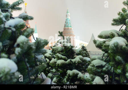 Weihnachtsbäume an der Manezh Platz in Moskau auf dem Hintergrund der Historischen Museum und dem Kreml Stockfoto