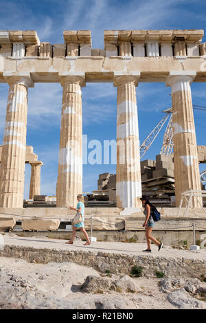 Touristen besuchen das Parthenon auf der Akropolis von Athen, Griechenland Stockfoto