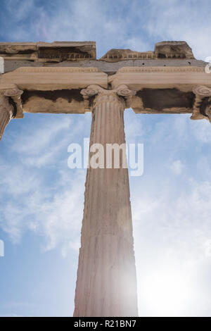 Auf der Suche nach einer Spalte auf das Erechtheion auf der Akropolis von Athen, Griechenland Stockfoto