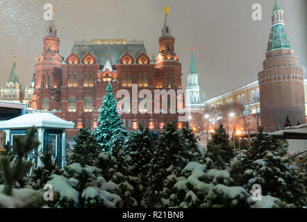 Weihnachtsbäume an der Manezh Platz in Moskau auf dem Hintergrund der Historischen Museum und dem Kreml Stockfoto