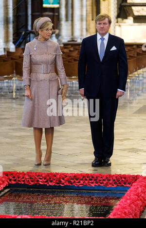 Seine Majestät König Willem-Alexander der Niederlande, von Ihrer Majestät Königin Maxima besuchen Sie die Westminster Abbey am Dienstag, dem 23. Oktober 2018 in der Westminster Abbey, London begleitet. Im Bild: Der König und die Königin besuchen Sie die Westminster Abbey, wo sie einen Kranz am Grab des Unbekannten Krieger als Gebete gelegt wurden, sagte der Dekan. Sie wurden dann auf eine kurze Führung durch die Abtei, die zu einem Besuch in die Ruhestätte von William und Mary. . Stockfoto