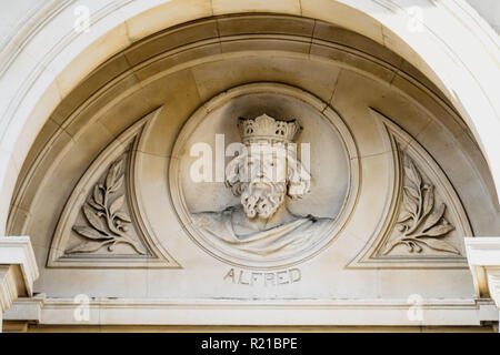 Deko Büste von Alfred auf der FCO-Gebäude in Whitehall, London Stockfoto