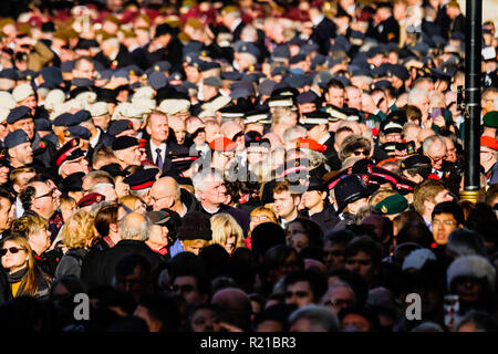 Menschenmassen und Veteranen auf nationaler Service der Erinnerung am Sonntag, dem 11. November 2018 das Ehrenmal, Whitehall, London statt. Veteranen Linie whitehall Bereit zum März vergangenen das Ehrenmal. Stockfoto