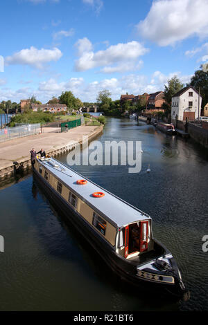 Stroud, Gloucestershire, Großbritannien - 18 September 2012: einem gemieteten Boot bereitet Liegeplätze entlang des Avon Navigation in der Nähe von Tewkesbury, Gloucestershire, England zu verlassen Stockfoto