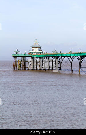 Clevedon, Somerset, Großbritannien - 15 Februar 2013: Besucher genießen Sie den Winter Sonne auf dem historischen viktorianischen Pier in Clevedon auf dem Kanal von Bristol, Somerset, Großbritannien Stockfoto