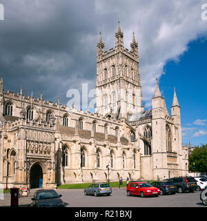 Gloucester, Großbritannien - 14 April 2014: Der Turm der Kathedrale von Gloucester in der Frühlingssonne, Gloucestershire, VEREINIGTES KÖNIGREICH Stockfoto