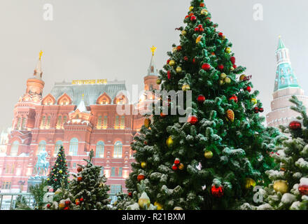 Weihnachtsbäume an der Manezh Platz in Moskau auf dem Hintergrund der Historischen Museum und dem Kreml Stockfoto