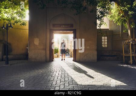 Silhouette von jungen Touristen. Junger Mann mit Kamera zu Fuß zum Souk. Nizwa Stadt im Sultanat von Oman. Stockfoto