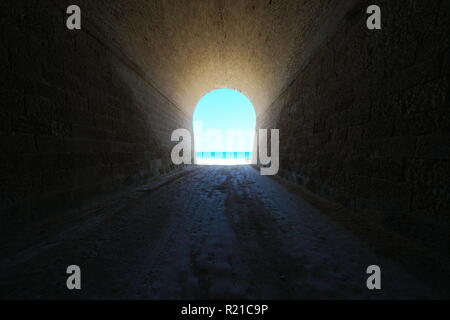 Ein Tunnel führt an der Küste, natürlichen Szene, Mittelmeer, Katalonien, Costa Dorada, L'Ametlla de Mar, Tarragona, Spanien Stockfoto