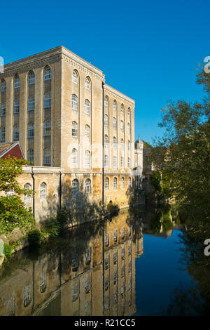 Industrielle Architektur durch den Fluss Avon im Herbst Sonnenschein, Bradford on Avon, Wiltshire, Großbritannien Stockfoto