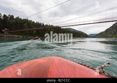 Rafting und Bootsfahrten auf dem Fluss Katun im Altai in Russland. First-Person anzeigen. Stockfoto