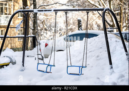 Schneeverwehungen und Ablagerungen auf dem Spielplatz in der Städte von Russland im Winter Stockfoto