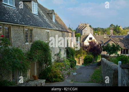 Malerischen Cotswold Stone Cottages in den Straßen von Bisley, Gloucestershire, VEREINIGTES KÖNIGREICH Stockfoto