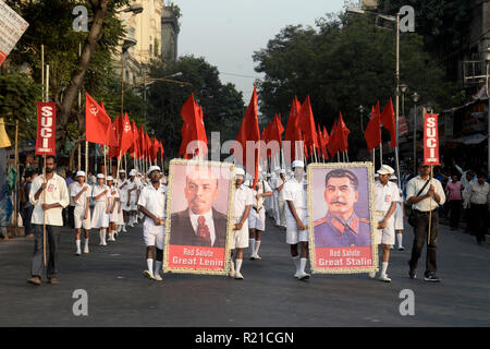 Kolkata, Indien. 15 Nov, 2018. Aktivist der sozialistischen Einheit Zentrum Indiens (Kommunistischen) oder SUCI (C) halten Sie die rote Fahne bei einer Rallye die 101th Jahrestag der Novemberrevolution zu beobachten. Credit: Saikat Paul/Pacific Press/Alamy leben Nachrichten Stockfoto