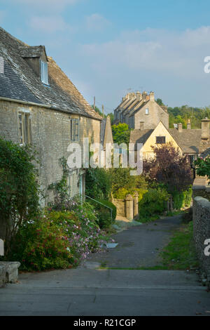 Malerischen Cotswold Stone Cottages in den Straßen von Bisley, Gloucestershire, VEREINIGTES KÖNIGREICH Stockfoto