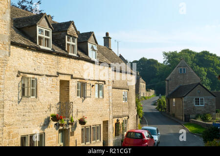 Malerischen Cotswold Stone Cottages in den Straßen von Bisley, Gloucestershire, VEREINIGTES KÖNIGREICH Stockfoto