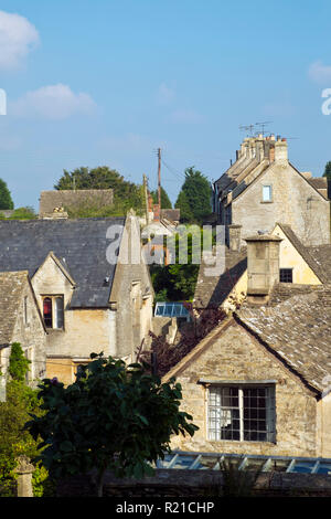 Higgledy-Piggledy Dächer in malerischen Bisley-Dorf, die Cotswolds, Gloucestershire, VEREINIGTES KÖNIGREICH Stockfoto