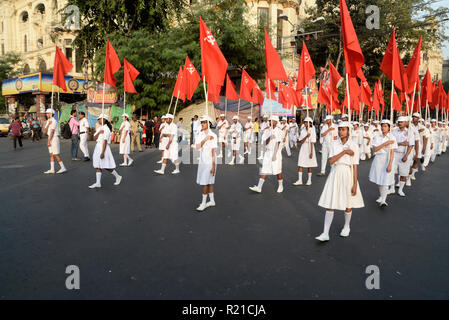 Kolkata, Indien. 15 Nov, 2018. Aktivist der sozialistischen Einheit Zentrum Indiens (Kommunistischen) oder SUCI (C) halten Sie die rote Fahne bei einer Rallye die 101th Jahrestag der Novemberrevolution zu beobachten. Credit: Saikat Paul/Pacific Press/Alamy leben Nachrichten Stockfoto