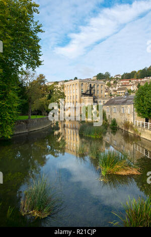 Malerische Häuser klettern die Hügel über dem Fluss Avon im Herbst Sonnenschein, Bradford on Avon, Wiltshire, Großbritannien Stockfoto