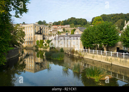 Malerische Häuser klettern die Hügel über dem Fluss Avon im Herbst Sonnenschein, Bradford on Avon, Wiltshire, Großbritannien Stockfoto