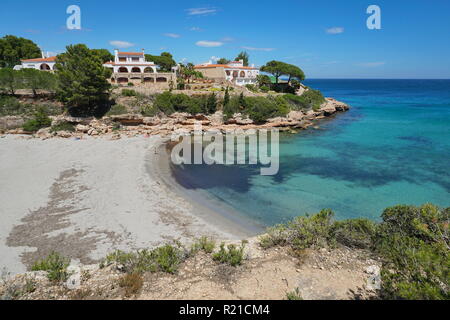 Mediterrane Bucht mit einem Sandstrand und Häuser an der Costa Dorada in Spanien, Cala Estany unerlaubter Handlung, Katalonien, L'Ametlla de Mar, Tarragona Stockfoto